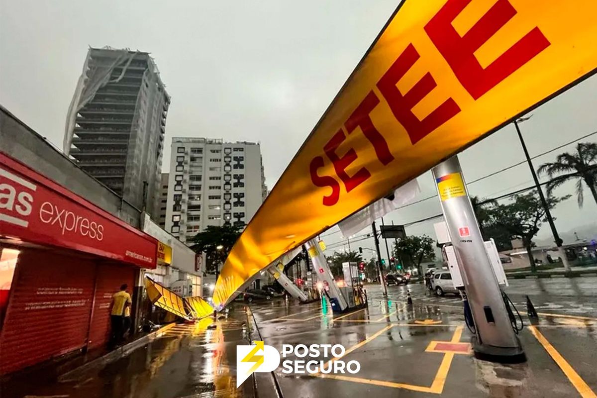 Posto de gasolina tomba com a força dos ventos no litoral de São Paulo