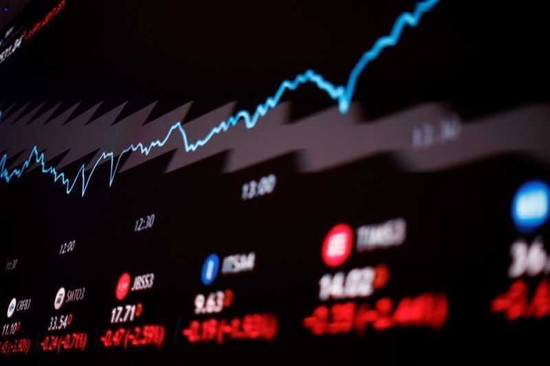 Ibovespa perde força, mas renova recorde pelo 2º dia seguido; dólar cai