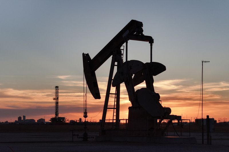 Petróleo fecha em queda com retorno da aversão ao risco em Wall Street