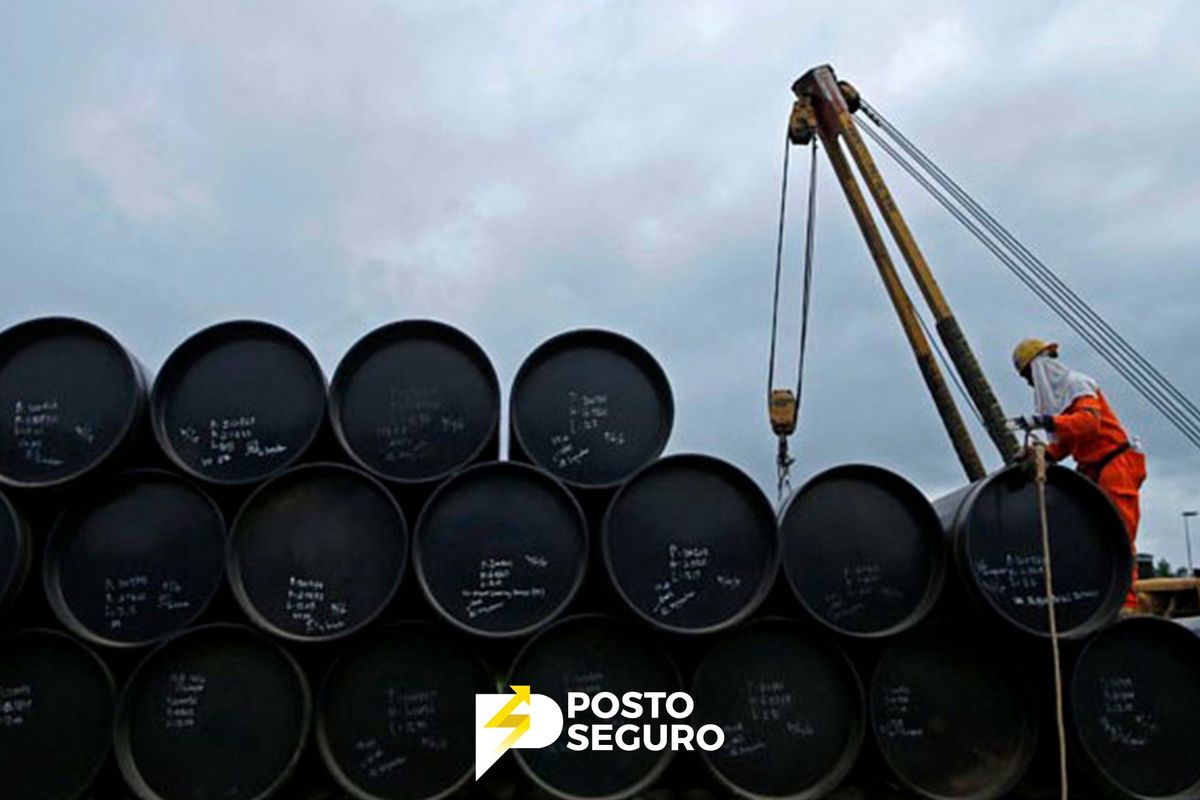 Pressão para redução dos preços dos combustíveis após queda do barril do petróleo