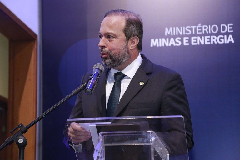 Silveira cobra redução de preços de combustíveis pela Petrobras