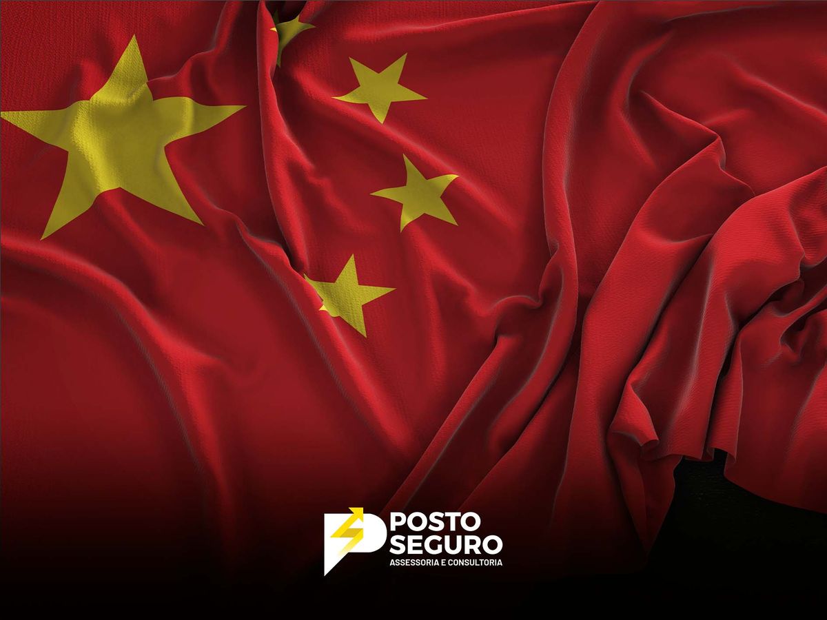 Petróleo cai fortemente devido a preocupações com demanda chinesa e um possível cessar-fogo em Gaza.
