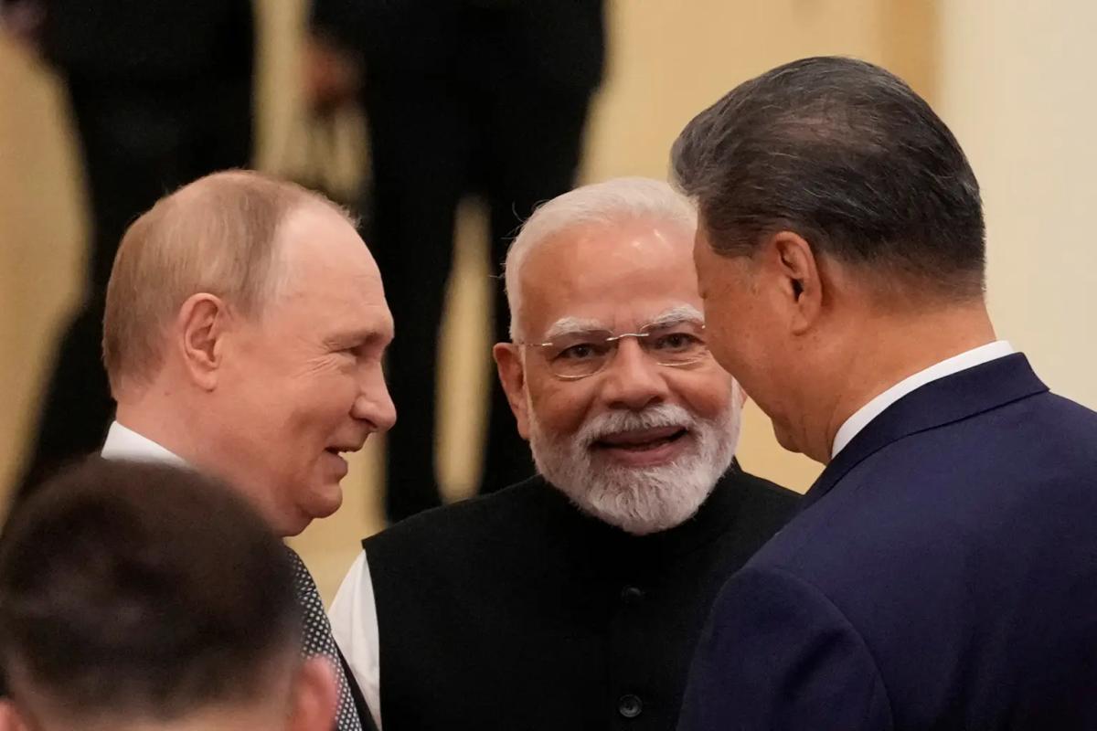 Presidente chinês promove nova ordem global cercado por líderes de Rússia e Índia