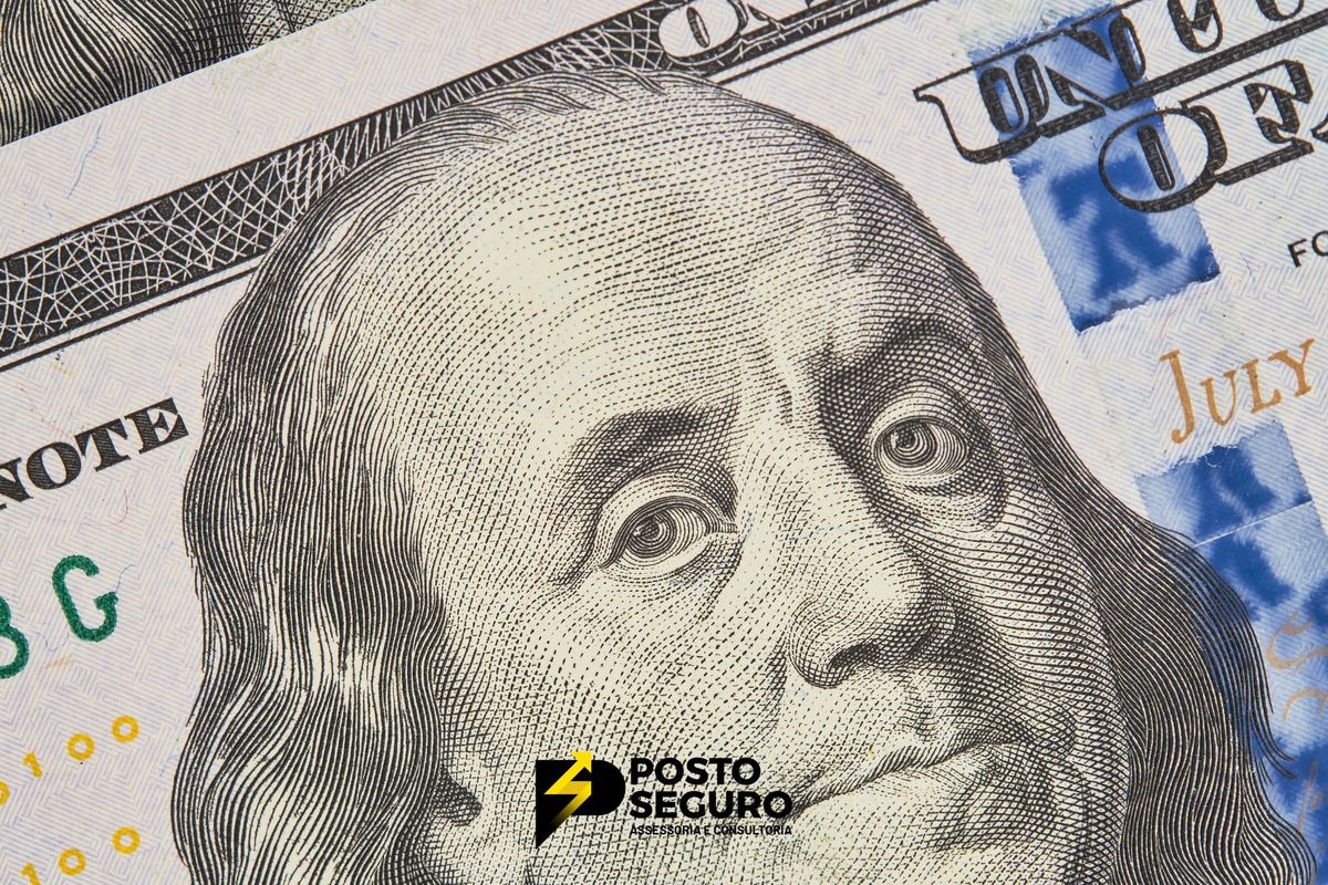 Dólar tem leves ganhos e dados de emprego atualizam