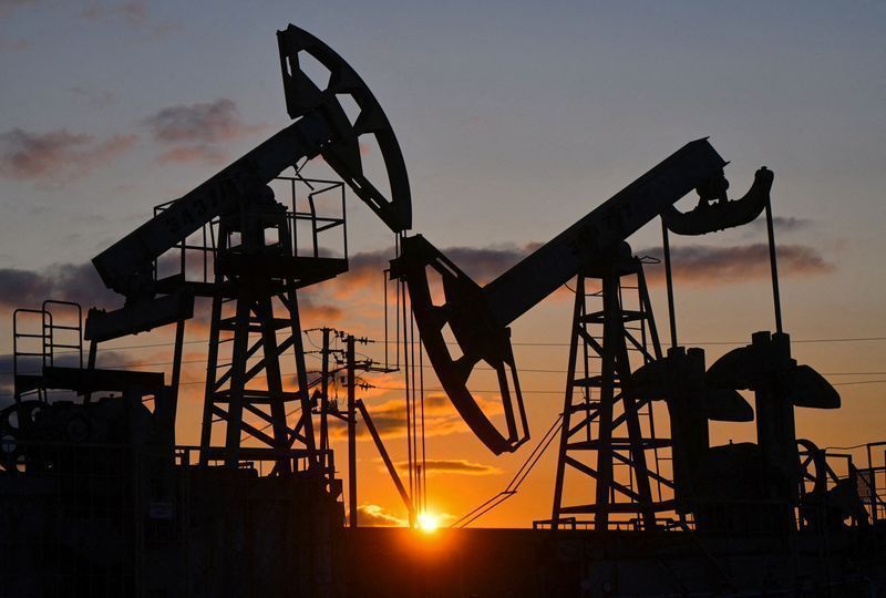 Petróleo fecha em alta sem avanço nas negociações Rússia-Ucrânia