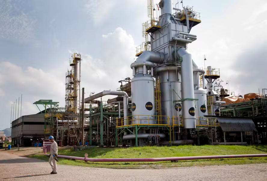 Instituto vê riscos regulatórios, fiscais e de segurança na liberação da Refinaria de Manguinhos