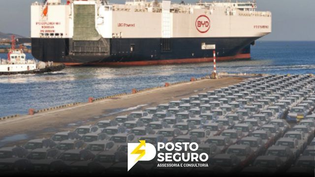 Navio da BYD chega com 7 mil carros elétricos e híbridos em PE.
