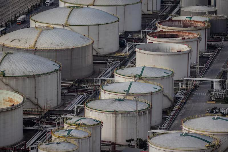 Petróleo despenca com acordo EUA-Irã e expectativa por retomada de transporte na região