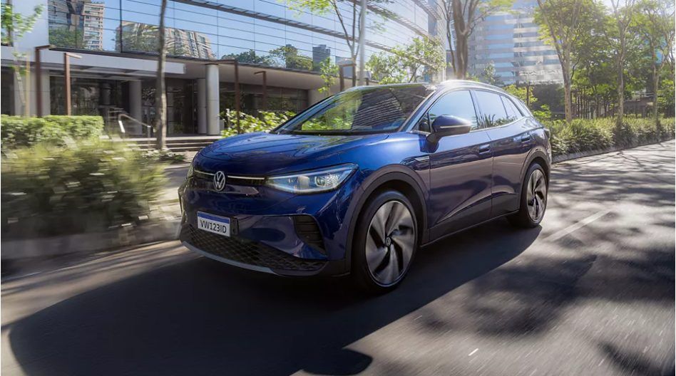 Carros a combustão ganham força com queda de elétricos, aponta estudo.
