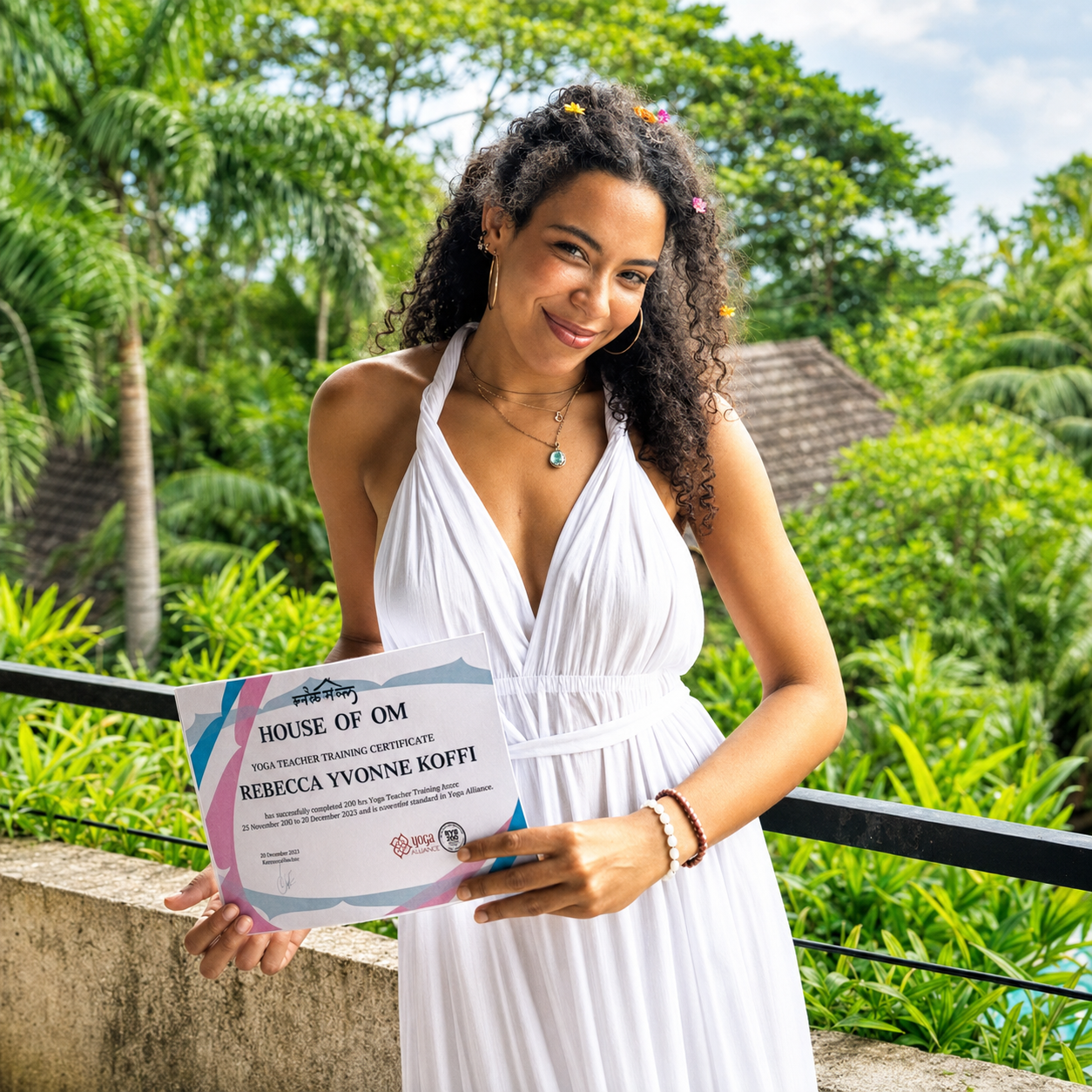 Rebecca Yvonne Koffi mit ihrem Yoga Teacher Training Zertifikat in grüner Umgebung