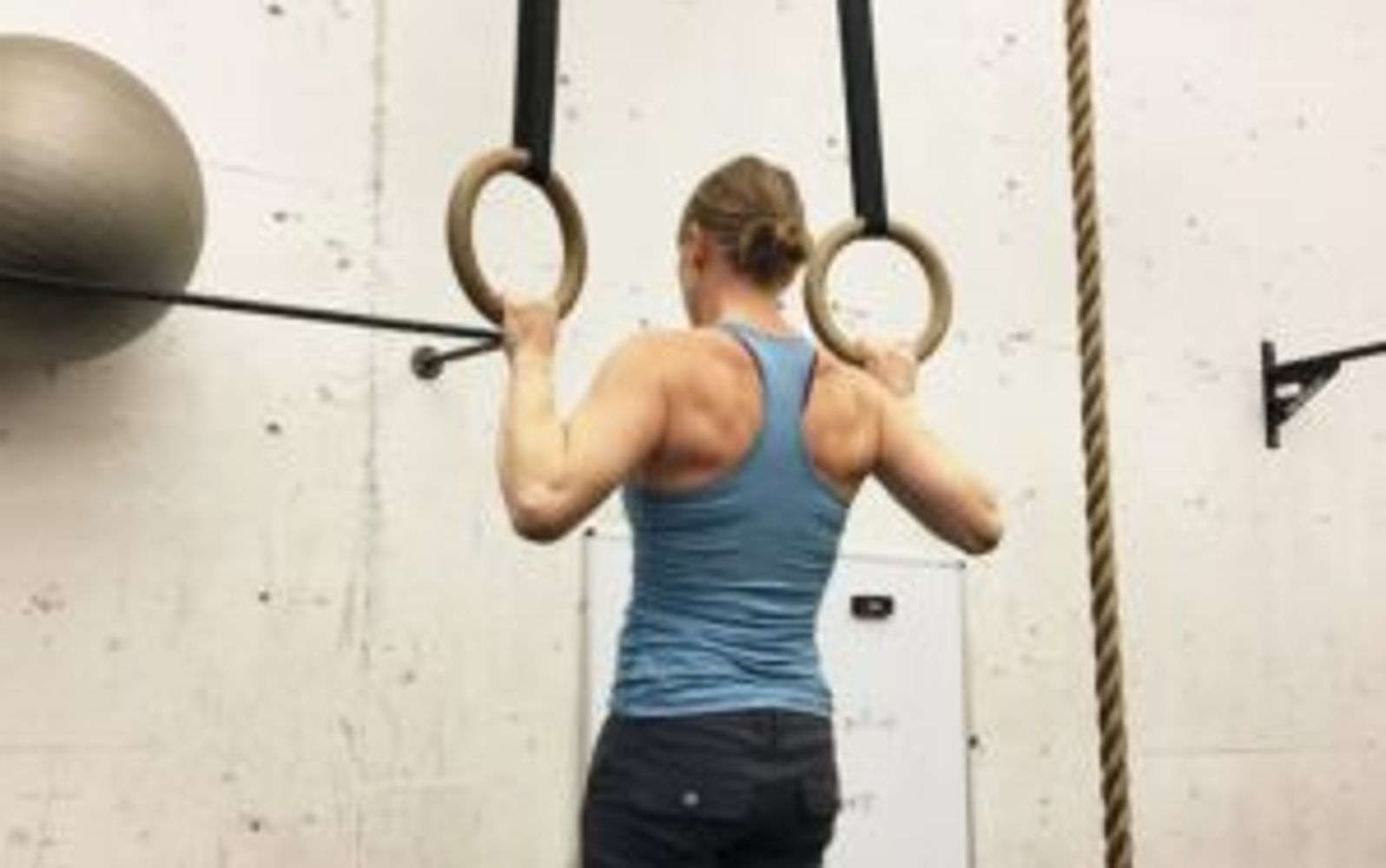 Chin ups for større bicep i fit zone træningscenter