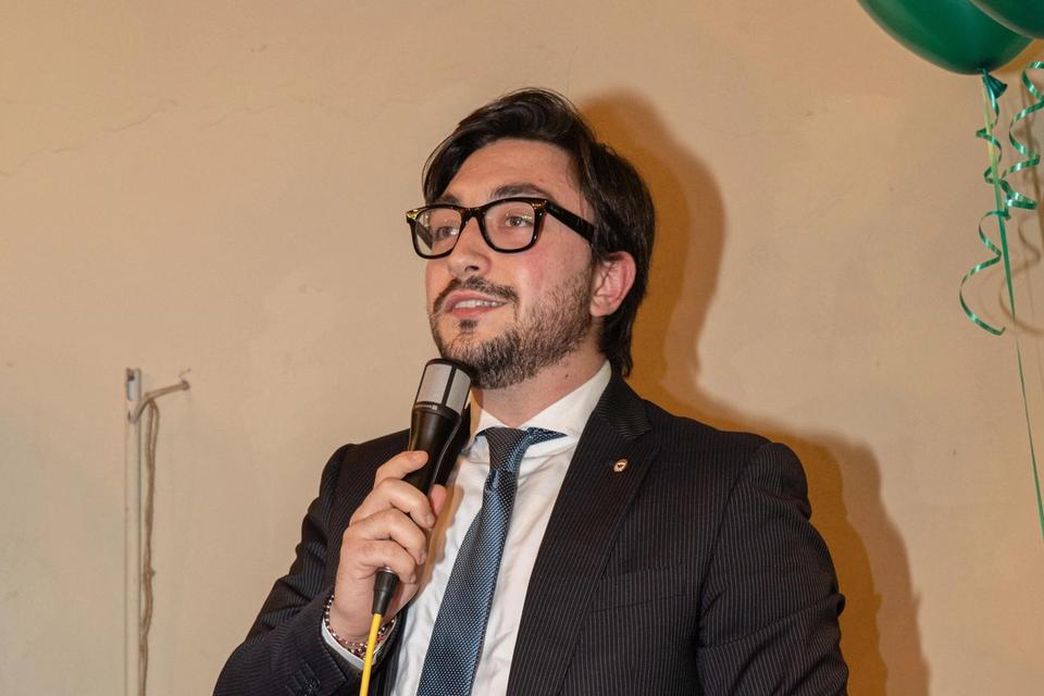 Leonardo Gallozzi con il microfono durante un incontro