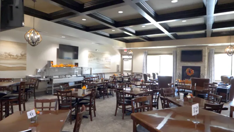 Links at Sandpiper onsite restaurant and bar with tables and chairs for patrons.