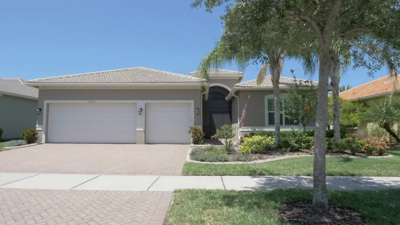 Perfectly landscaped single family home in Valencia Lakes.