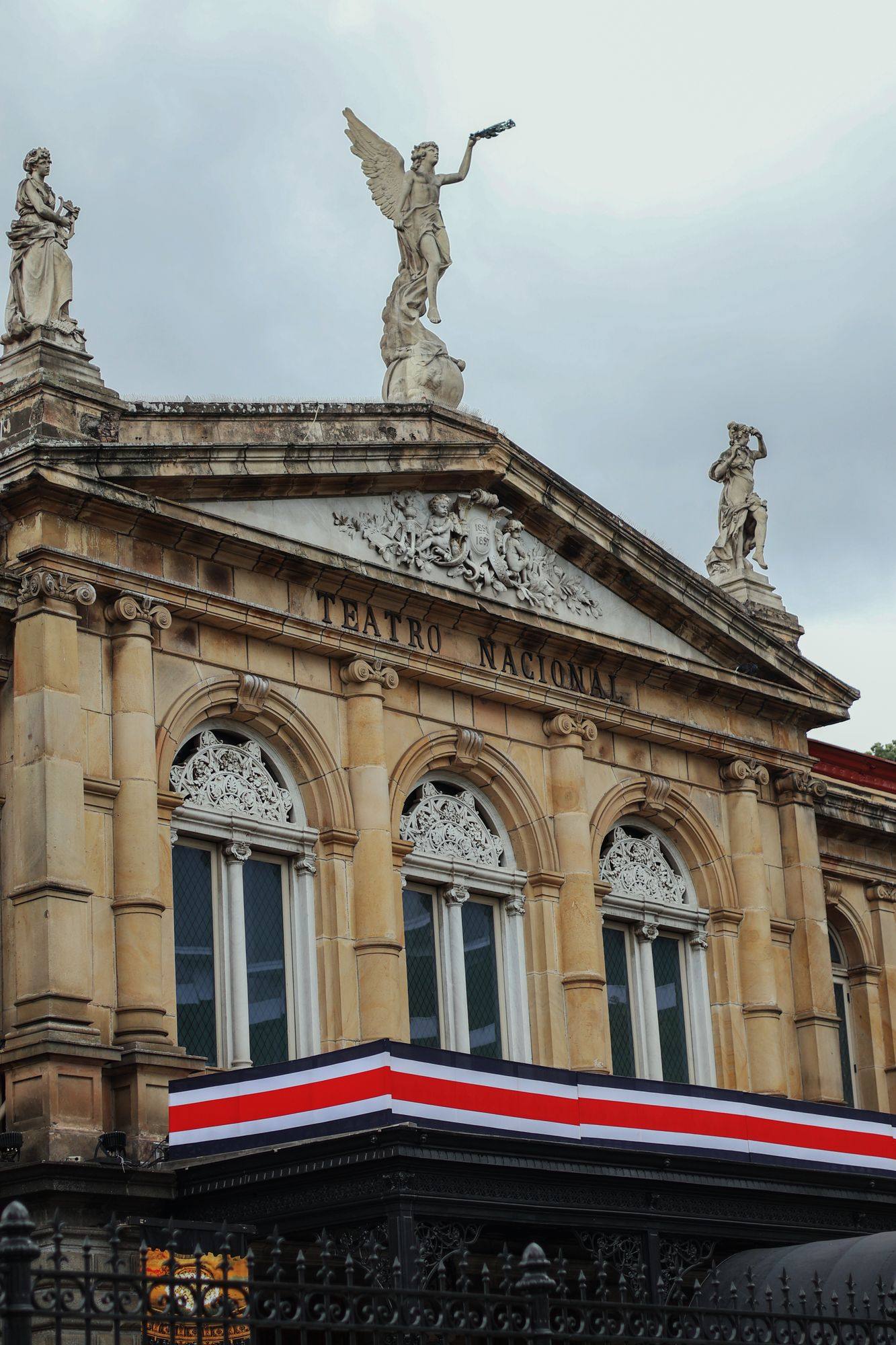 La fachada del Teatro Nacional en San José, con sus estatuas sobre el frontón.