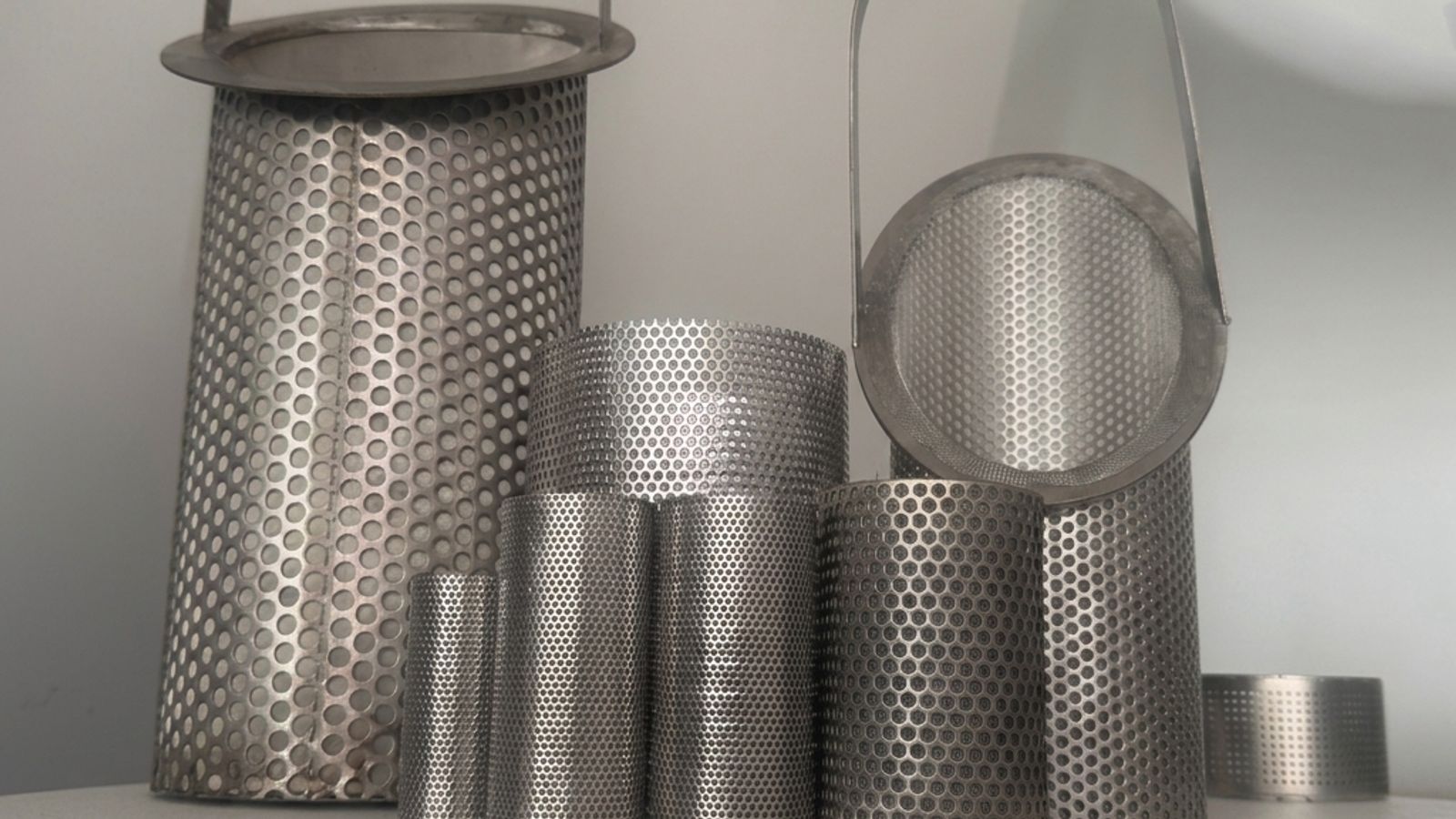 Hygienic stainless steel filter basket with ground-smooth welds and Ra 0.8 surface finish for food processing lines