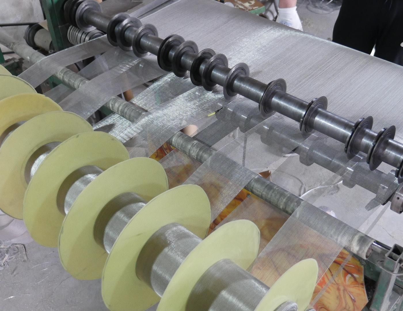 Heavy perforated metal support plate for mining screen deck