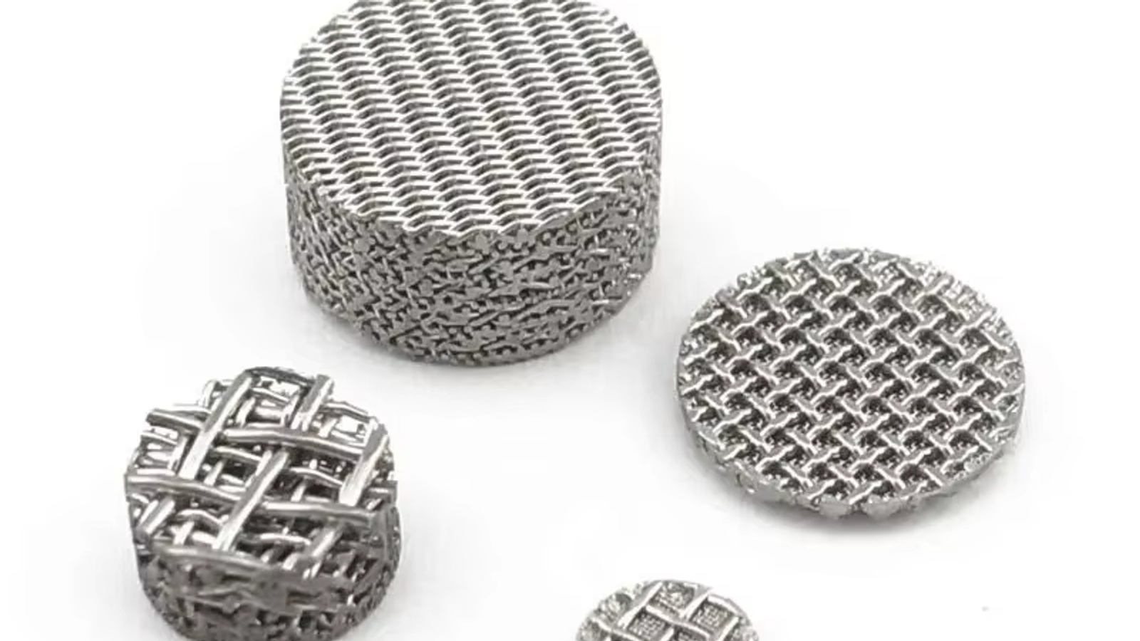 Five-layer sintered wire mesh cross-section showing the fine filtration core between transition and coarse protective layers