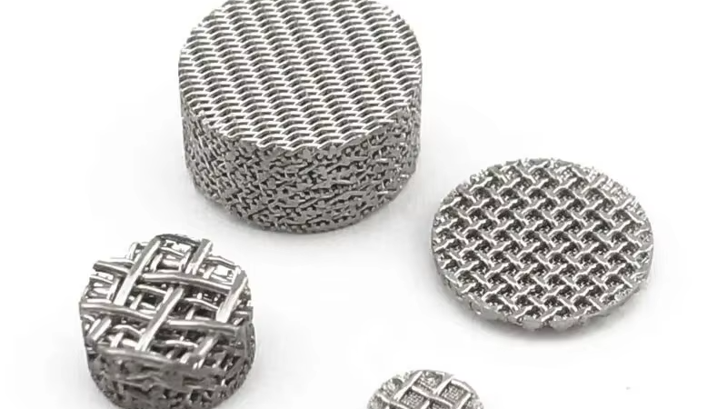 Five-layer sintered wire mesh cross-section showing the fine filtration core between transition and coarse protective layers