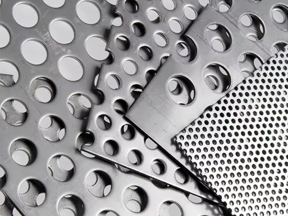 Metal mesh strips processed for filter support parts