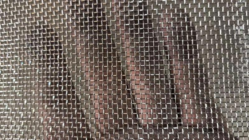 Crimped plain weave stainless steel wire mesh showing wire thickness and intersection detail — illustrating SS304/SS316 material grade difference