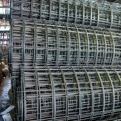 Fine stainless steel wire mesh running through weaving rollers