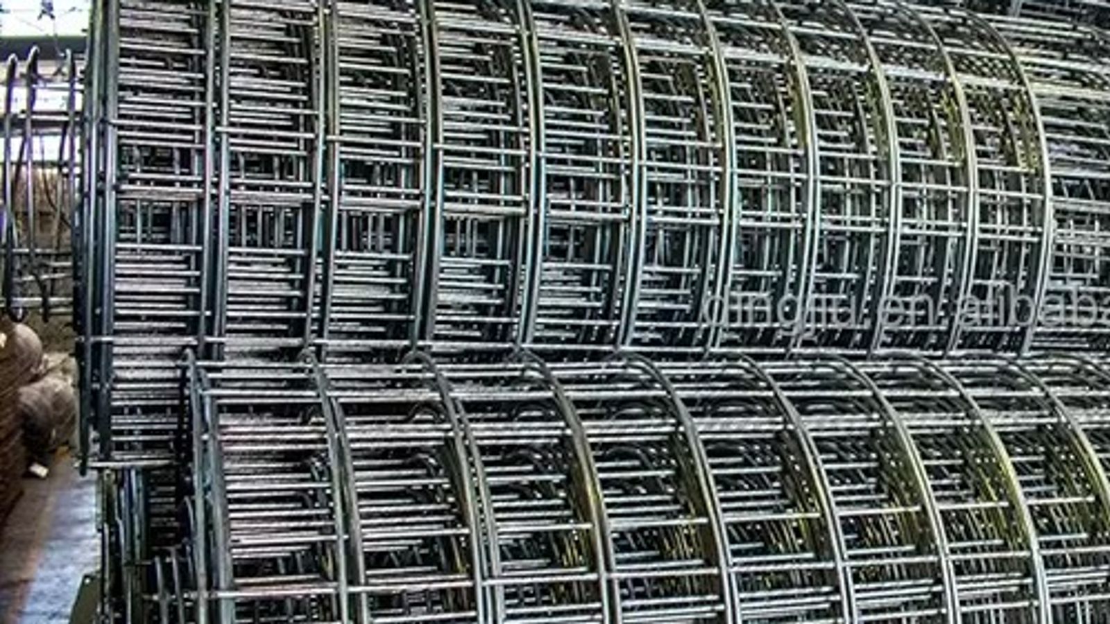 Fine stainless steel Dutch weave wire mesh running through weaving rollers during production