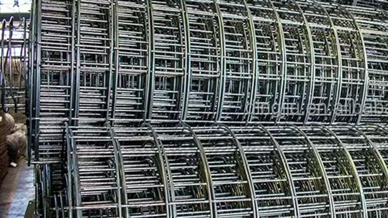 Fine stainless steel Dutch weave wire mesh running through weaving rollers during production