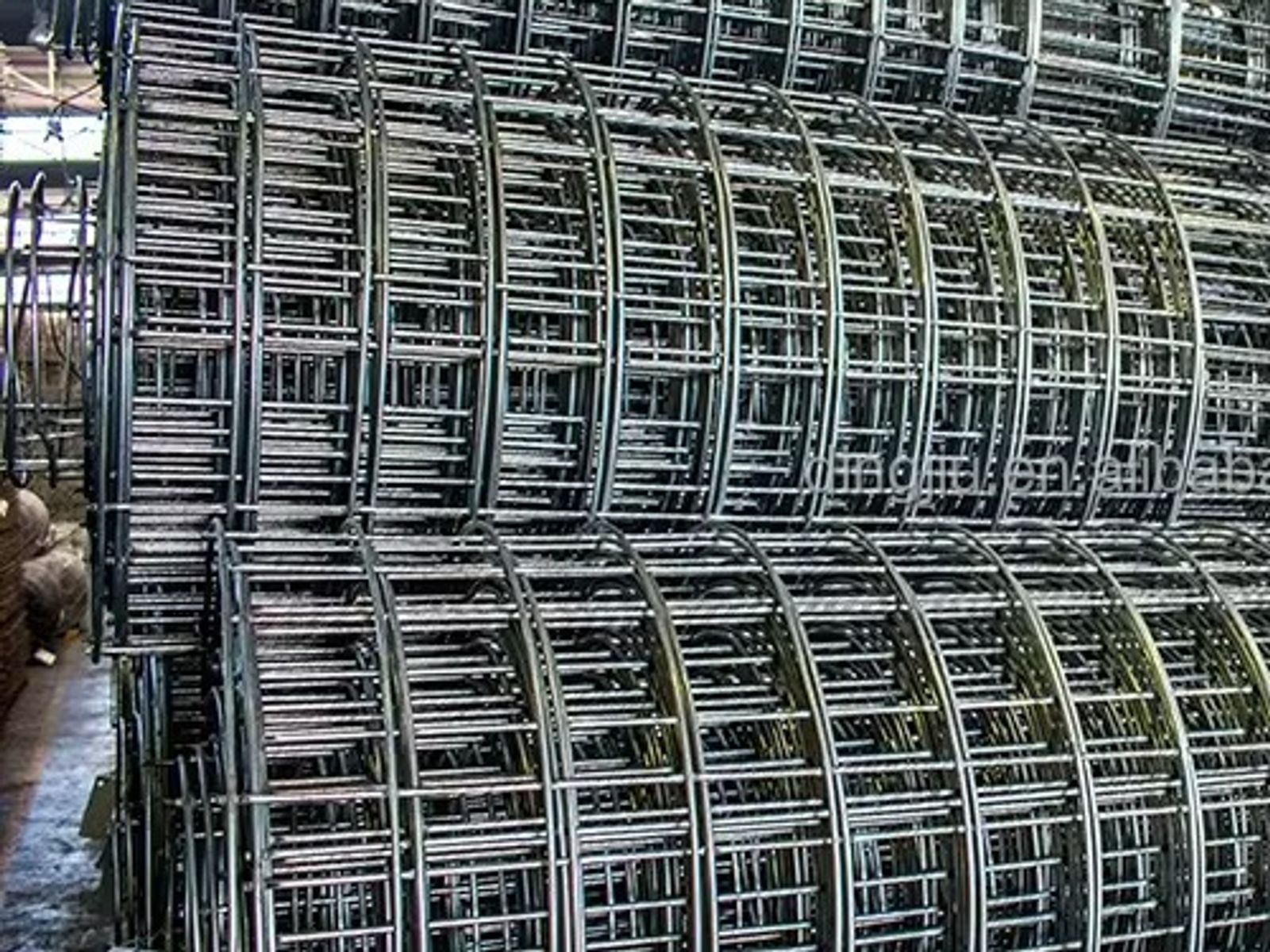 Fine stainless steel wire mesh running through weaving rollers