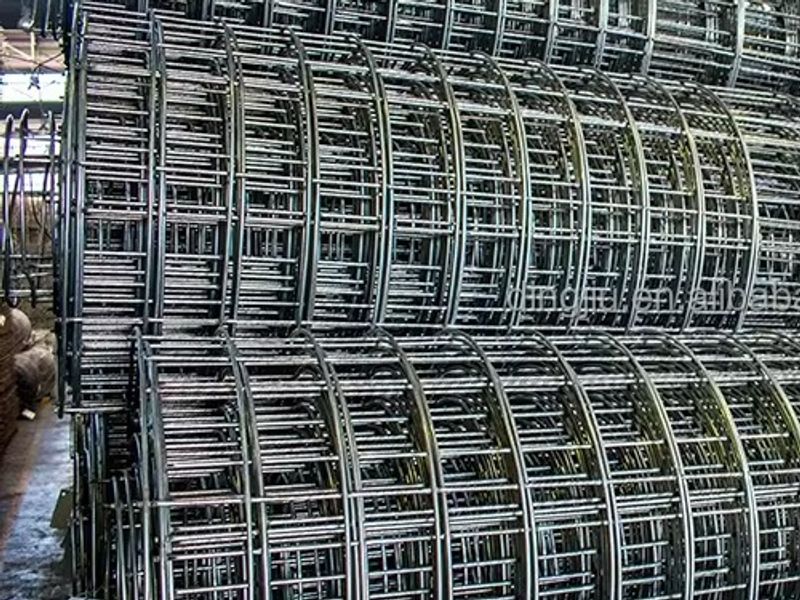 Fine stainless steel wire mesh running through weaving rollers