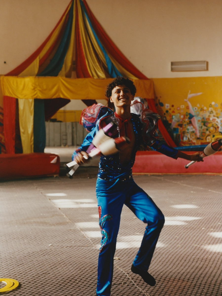 Left to right: Rosselyn Quintana Ros and Yaimaris Alfonso López rehearse a high-flying roller-skate act, a daring routine that blends speed, balance, and midair choreography. | Jonathan Lázaro Morales Díaz juggles clubs during a performance.