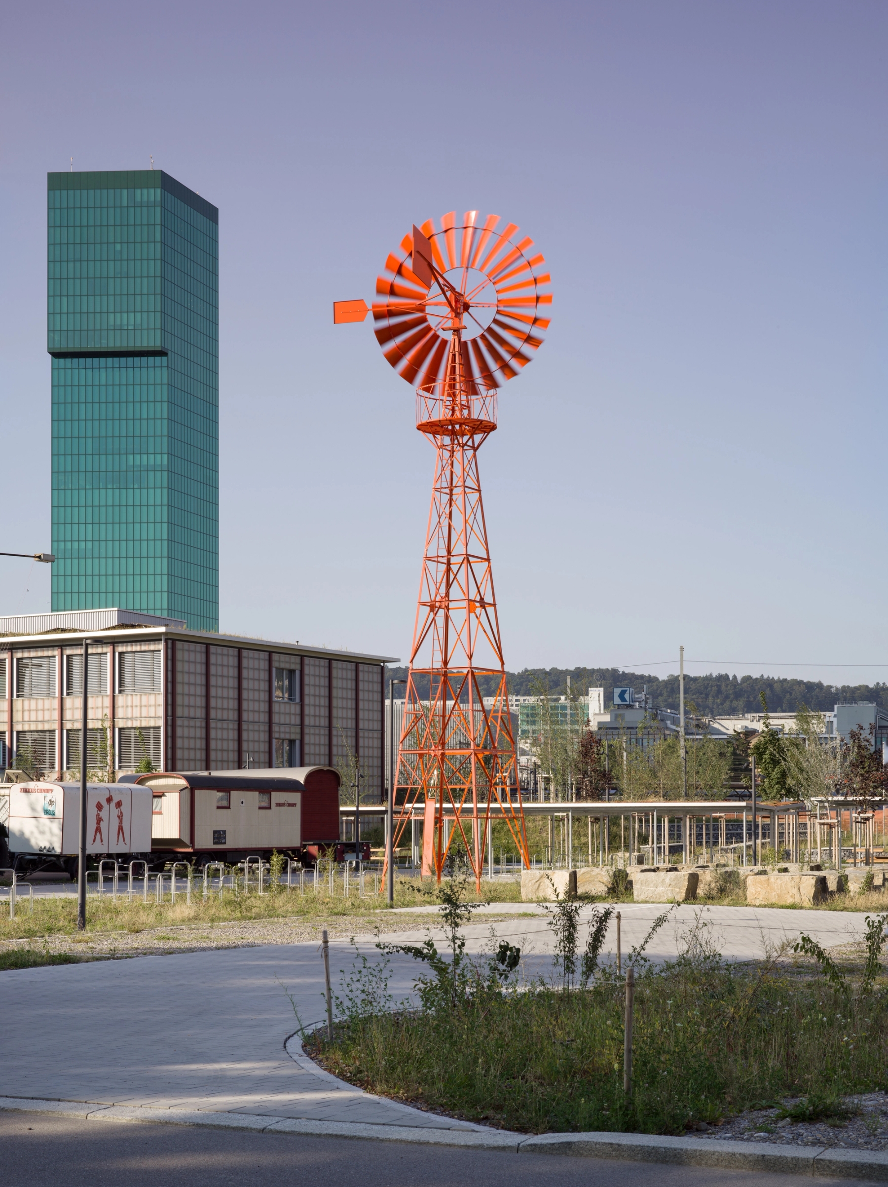 Freiläufer (Drifter), Windmill, RAL 2004,
Dimensions 18m x 4m x 4m
2024
Photographed by Cedric Musano
Kunst-am-Bau-Projekt Gymnasium Wiedikon, Filiale Güterstrasse
Collection of Kanton Zürich
