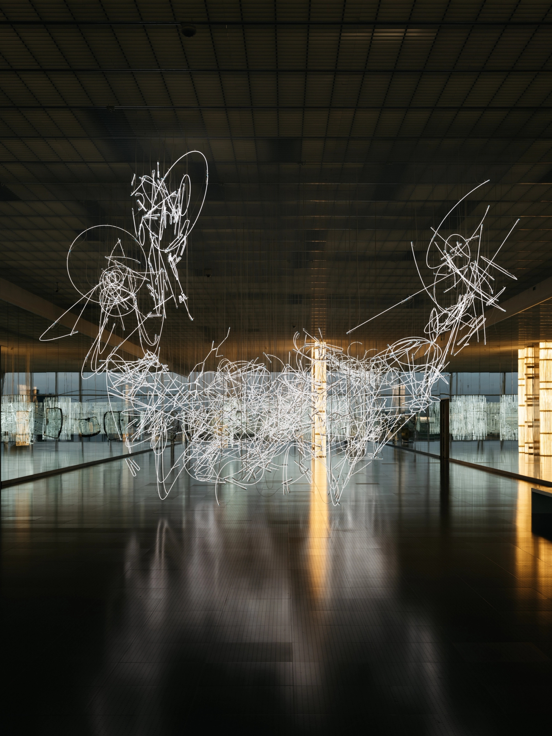 Description : Cerith Wyn Evans, *Neon Forms (after Noh)*, 2015-2019,  *Metz Drift*, 2021
Courtesy Cerith Wyn Evans, White Cube et Marian Goodman Gallery 
Vue de l'exposition Cerith Wyn Evans. lueurs empruntées à METZ, Centre Pompidou-Metz, 1er Novembre 2024 – 14 Avril 2025
Copyright : © Cerith Wyn Evans Photo: Lewis Ronald