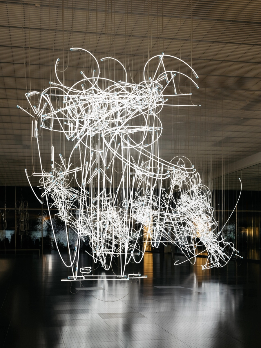 Left: Description : Cerith Wyn Evans, *Neon Forms (after Noh)*, 2015-2019,  *Metz Drift*, 2021
Courtesy Cerith Wyn Evans, White Cube et Marian Goodman Gallery 
Vue de l'exposition Cerith Wyn Evans. lueurs empruntées à METZ, Centre Pompidou-Metz, 1er Novembre 2024 – 14 Avril 2025
Copyright : © Cerith Wyn Evans Photo: Lewis Ronald - Right: Description : Cerith Wyn Evans, *Neon Forms (after Noh I)*, 2015   
Courtesy Cerith Wyn Evans et White Cube    
Vue de l'exposition Cerith Wyn Evans. lueurs empruntées à METZ, Centre Pompidou-Metz, 1er Novembre 2024 – 14 Avril 2025
Copyright : © Cerith Wyn Evans Photo: Lewis Ronald