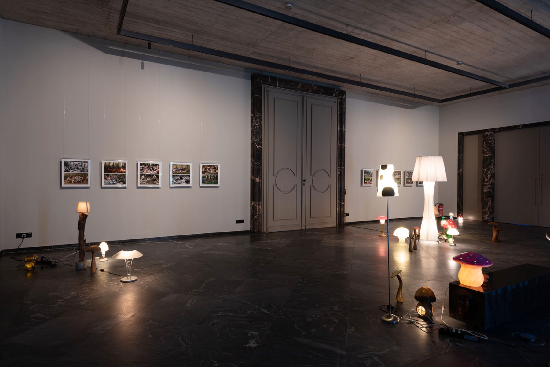 “i need to make mistakes just to learn who i am- Pilze”, 2023 | Installation of 28 decorative and lamp-mushrooms