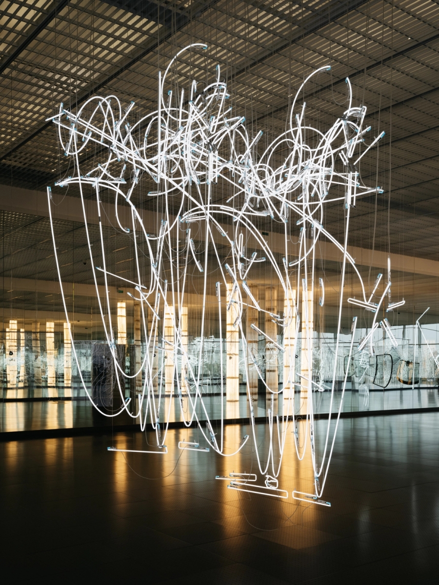 Left: Description : Cerith Wyn Evans, *Neon Forms (after Noh)*, 2015-2019,  *Metz Drift*, 2021
Courtesy Cerith Wyn Evans, White Cube et Marian Goodman Gallery 
Vue de l'exposition Cerith Wyn Evans. lueurs empruntées à METZ, Centre Pompidou-Metz, 1er Novembre 2024 – 14 Avril 2025
Copyright : © Cerith Wyn Evans Photo: Lewis Ronald - Right: Description : Cerith Wyn Evans, *Neon Forms (after Noh I)*, 2015   
Courtesy Cerith Wyn Evans et White Cube    
Vue de l'exposition Cerith Wyn Evans. lueurs empruntées à METZ, Centre Pompidou-Metz, 1er Novembre 2024 – 14 Avril 2025
Copyright : © Cerith Wyn Evans Photo: Lewis Ronald