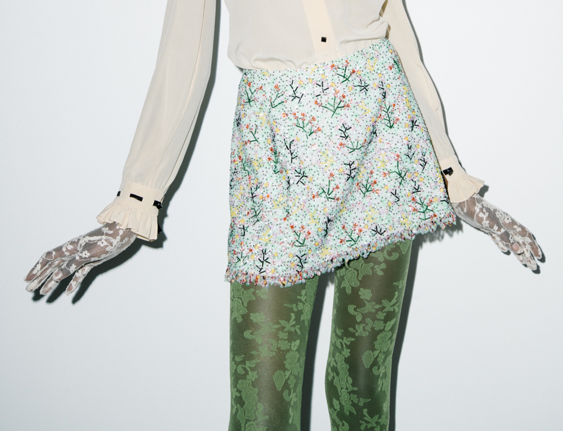 Top VALENTINO, Skirt ASHISH, Hat VALENTINO GARAVANI, Gloves Stylist's archive