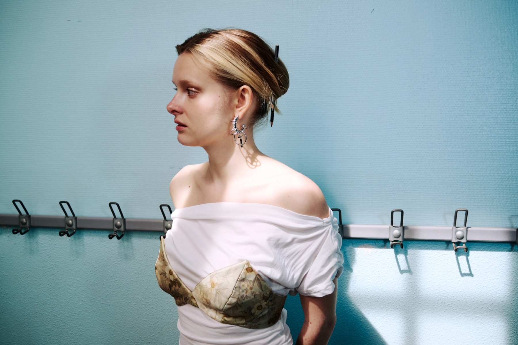 Top & Bra Timsto, Earrings Justine Clenquet

