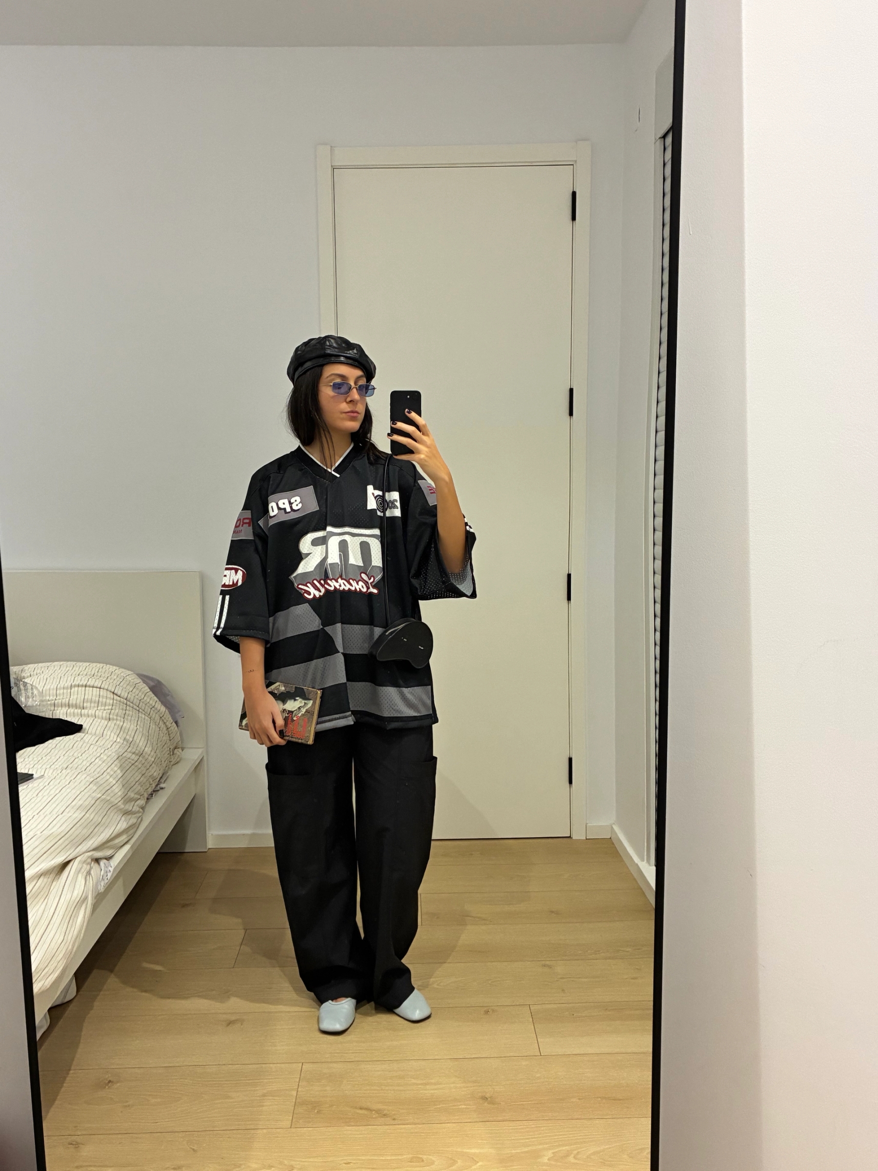 Shirt Martine Rose, Trousers and shoes Zara, Bag Heliot Emil, Hat Vintage, Glasses Stussy | Book: Otoño de terror by Tom Cullen