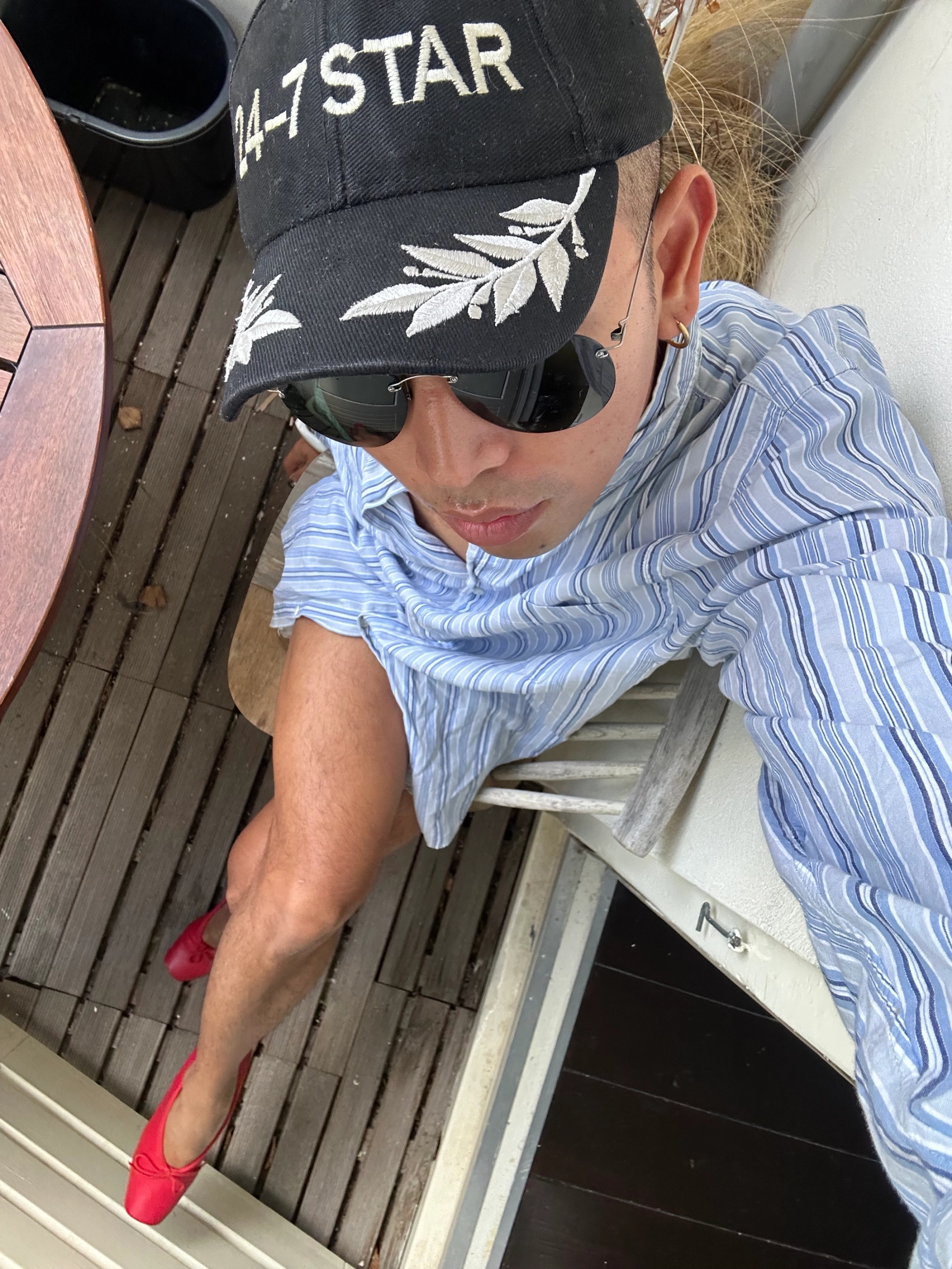 Cap: Dsquared2 / Shirt: Ralph Lauren / Flats: Comme des garçons / Sunglasses: Margiela x Gentle Monster