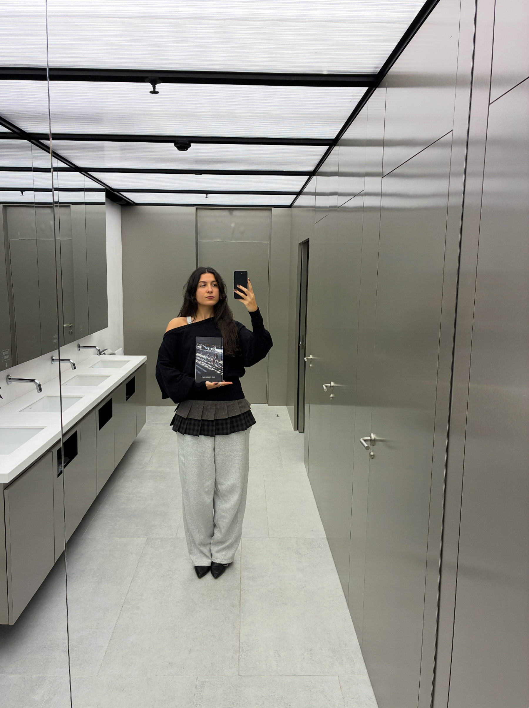 Top Uniqlo, Trousers Stussy, Skirt Pull&Bear, Shoes Vagabond | Book: NYC Traverses