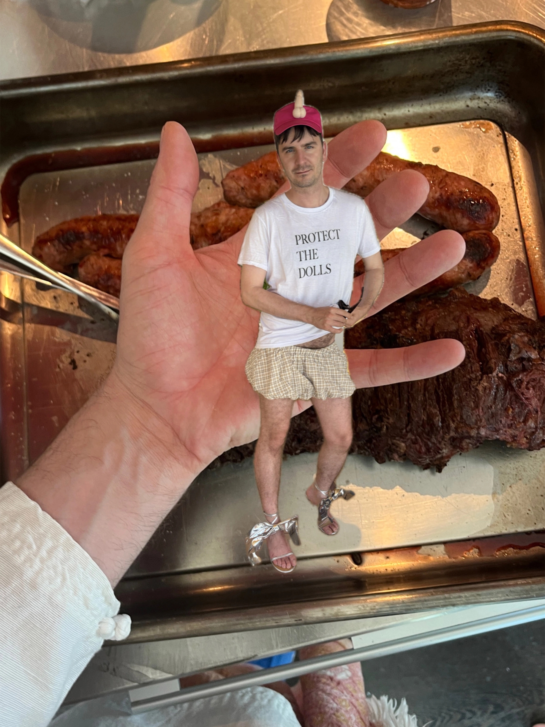 Cap Vintage, T-Shirt Conner Ives, Skirt Blondita, Heels Loewe