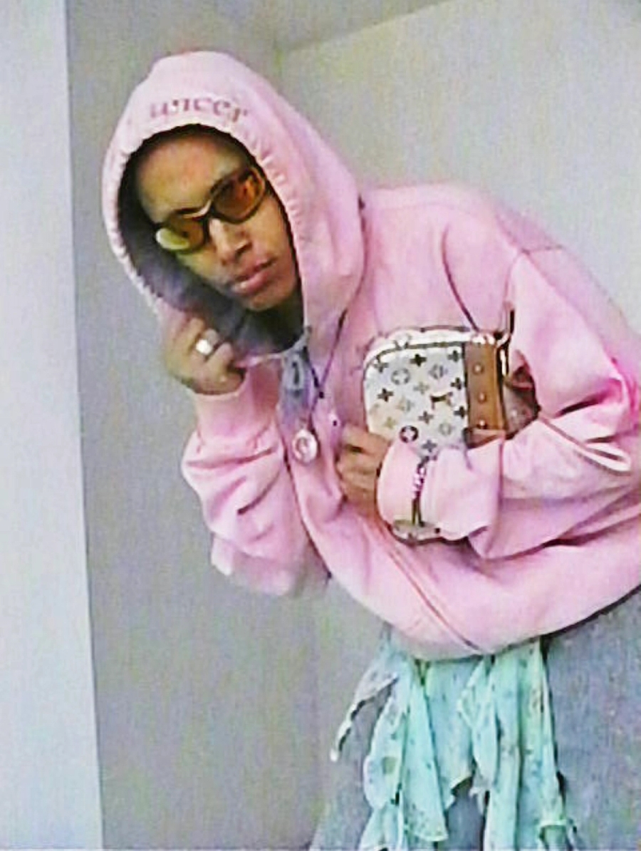 Hoodie and Skirt Anal Cancer, Bag Louis Vuitton, Sneakers Puma, Glasses Oakley, Trousers Stylist own