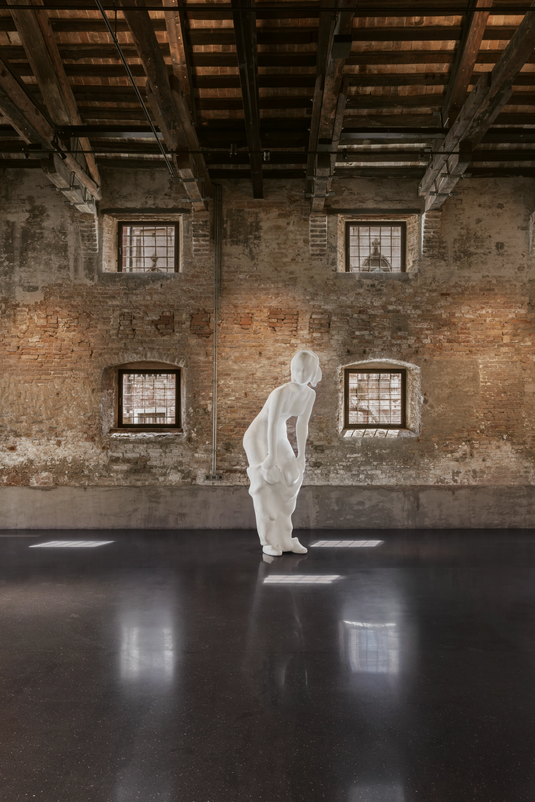 Charles Ray, 'Everyone takes off their pants at least once a day', 2024, Handmade paper, 270 x 83 x 108 cm, © Charles Ray, Courtesy of the artist and AMA Collection Installation view by Sebastiano Pellion di Persano
