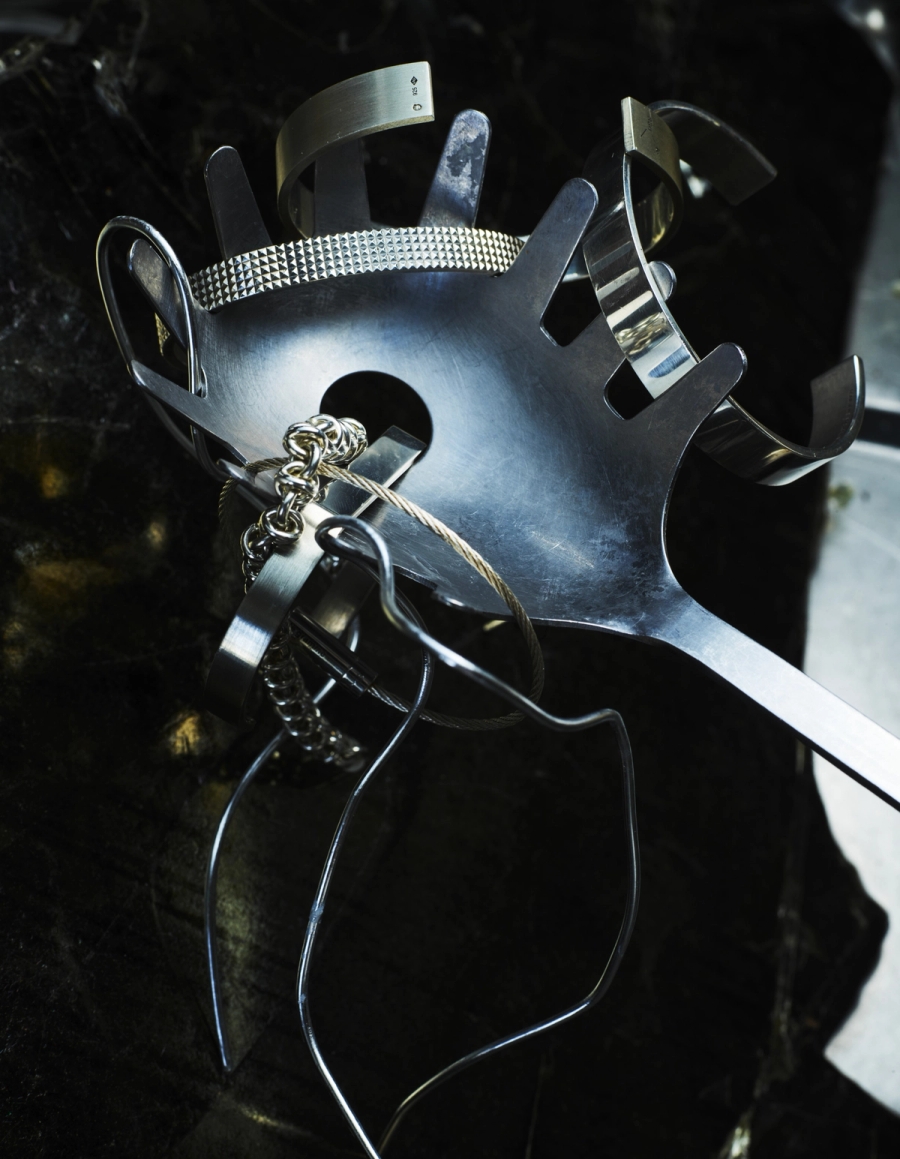 Left to right: Jewelry La Gramme, Vase Panconesi