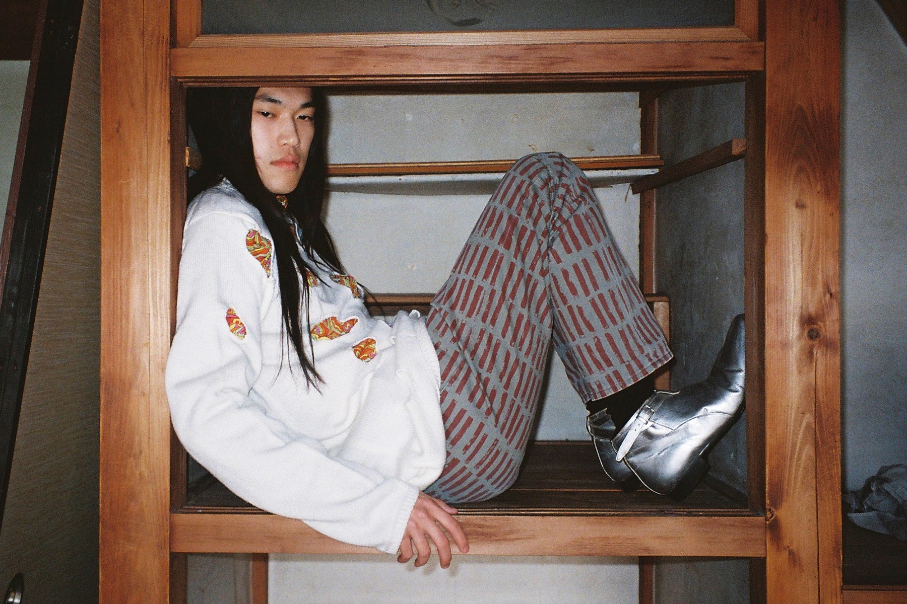 Ryu wears tops by BLACK Comme des Garçons from Brooch, inner shirts (2001aw) and pants(2000ss) by Comme des Garçons Homme plus, socks by stylistʼs own, shoes by Saint Laurent from ENAM.