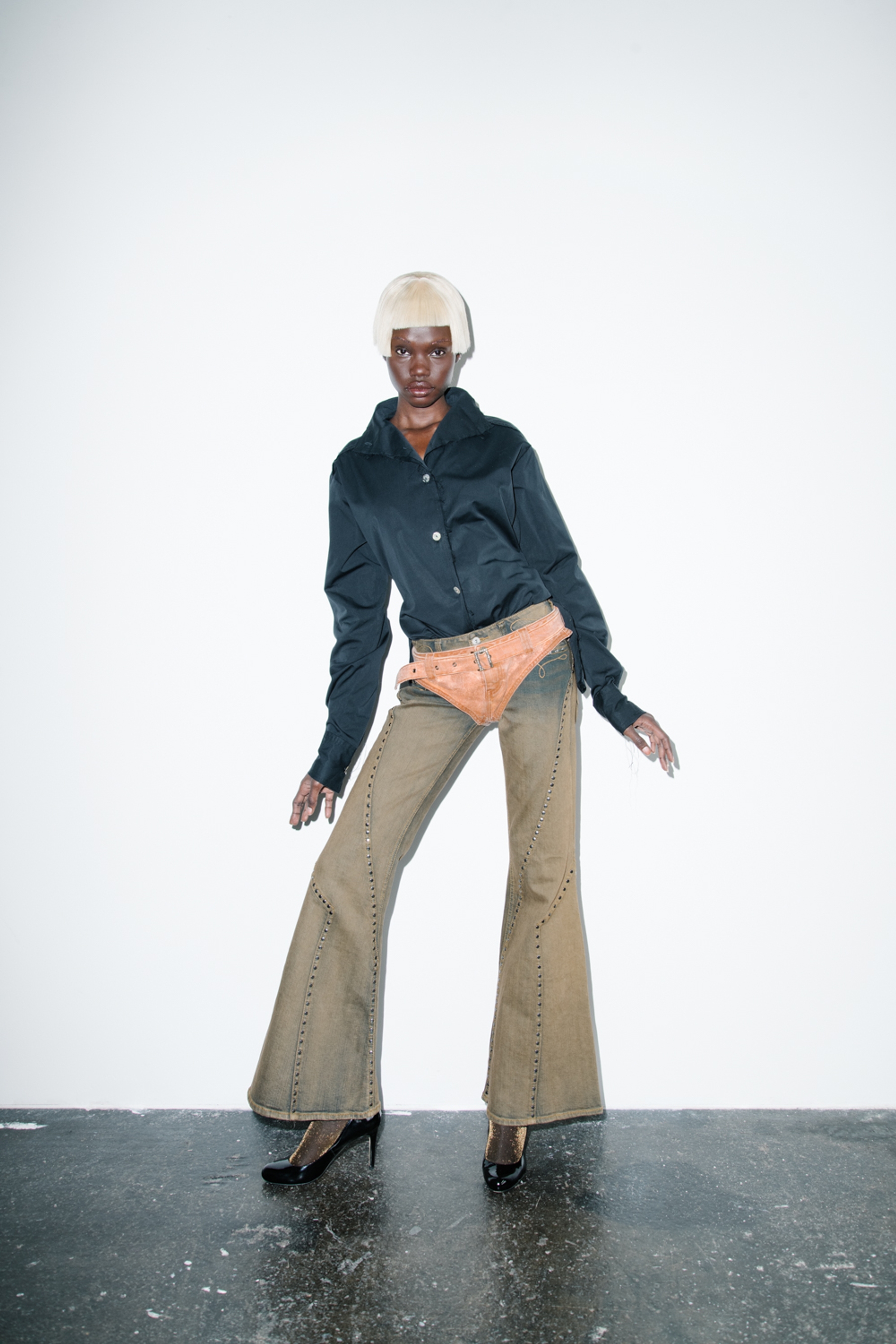 Top Talia Byre, Pants Cheap Monday, Layered Pants GUESS USA, Socks Stylist's archive, Shoes Stylist's archive