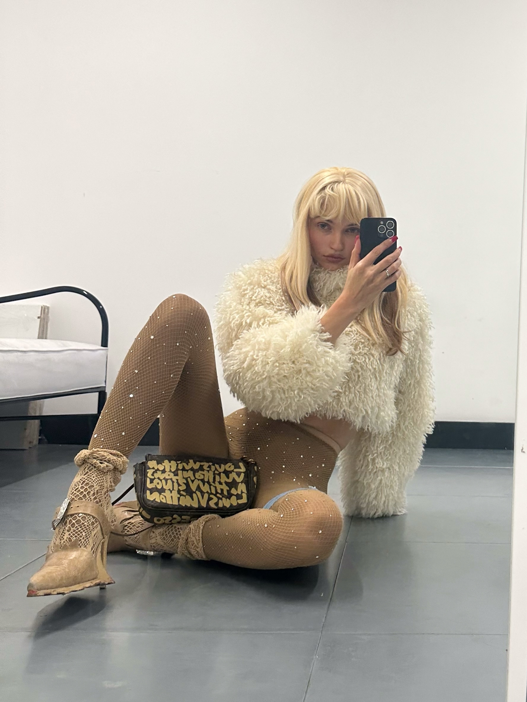 Whole outfit Poster Girl, Bag Louis Vuitton