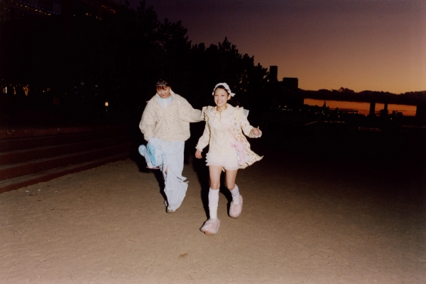 Yuri wears long sleeve shirt, head piece and rabbit bag Angelicpretty, dress JennyFax, furry shoe Mikiosakabe/ Reian wears shirt and bear furry bag Angelicpretty, sweater Yasukawa, skirt Perminute, shoes Mikiosakabe
