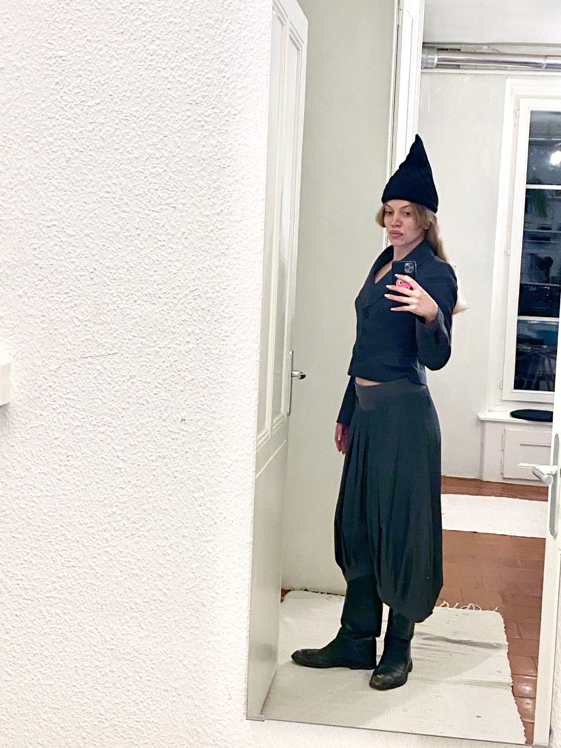 Tailor Karen Millen, Trousers Cop Copine, Boots no brand, Hat Jean-Robert Gase
